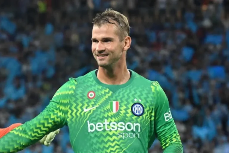 Provedel con maglia verde sorride durante una partita