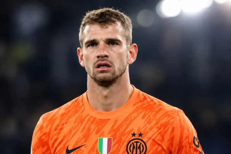 Portiere in maglia arancione Inter con scudetto tricolore e due stelle, ritratto in primo piano
