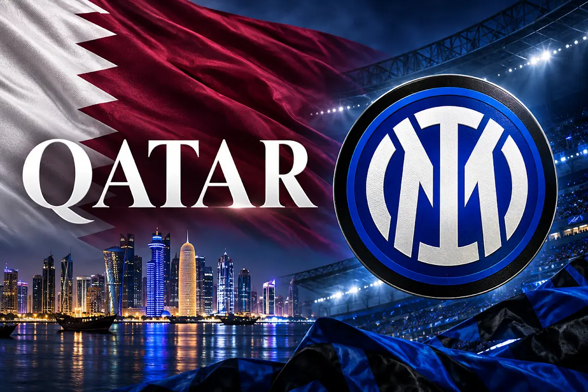 Bandiera del Qatar e skyline di Doha accanto al logo dell'Inter con sfondo di stadio illuminato