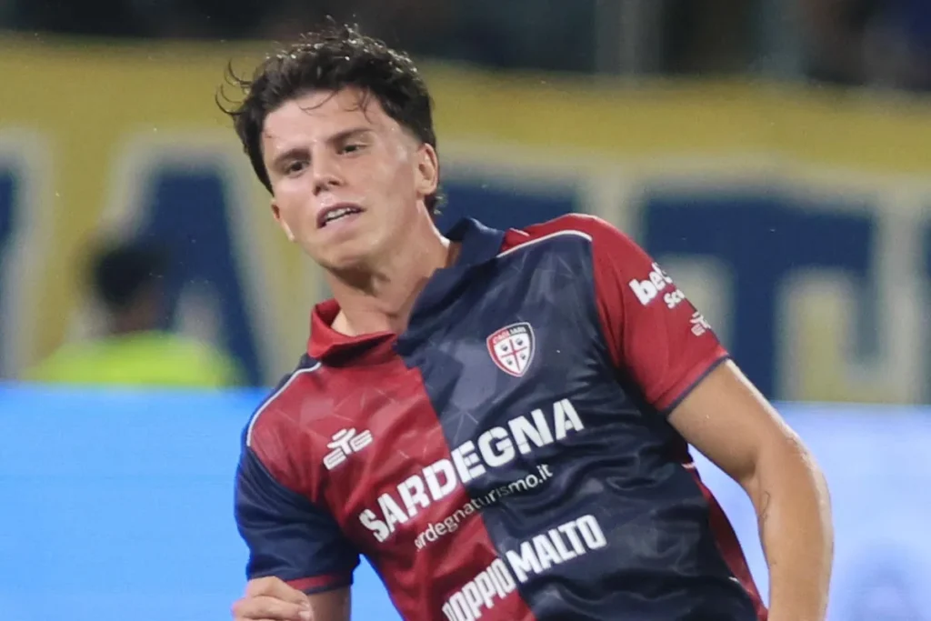 Romano centrocampista in azione con la maglia del Cagliari durante una partita di calcio