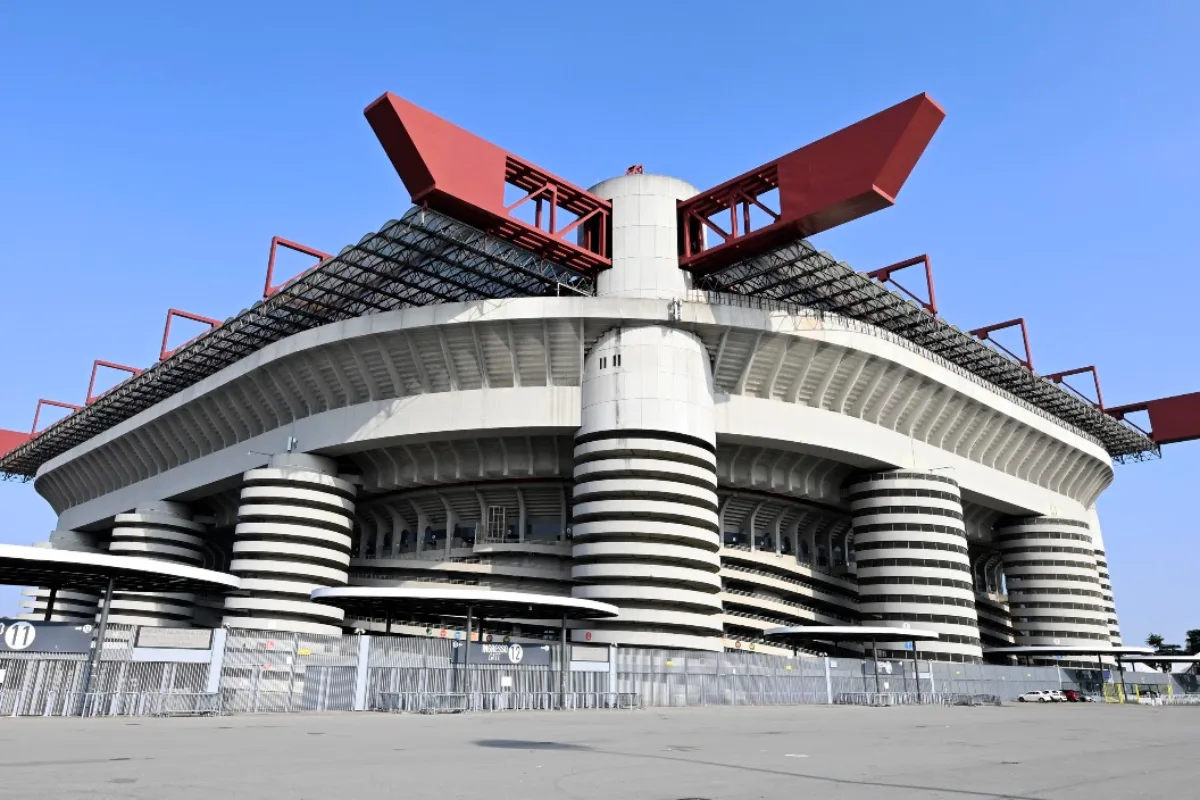 Stadio San Siro di Milano, vista frontale della struttura con anelli bianchi e copertura rossa