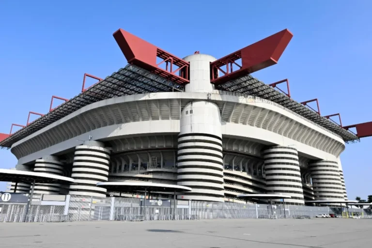 Esterno dello stadio San Siro di Milano con le caratteristiche torri a strisce bianche e nere e la copertura con travi rosse