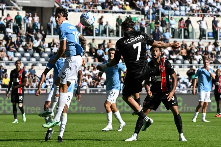 Lazio-Monza in Serie A: contrasto aereo per il pallone, con il numero 7 Mangas in maglia nera e il numero 15 della Lazio