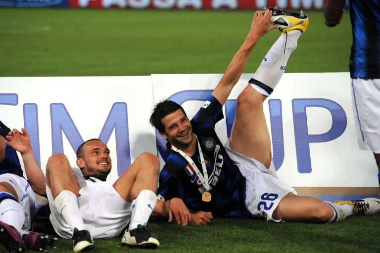 Sneijder e Chivu celebrano la vittoria sul campo, con Sneijder che solleva la scarpa in aria indossando la medaglia d'oro