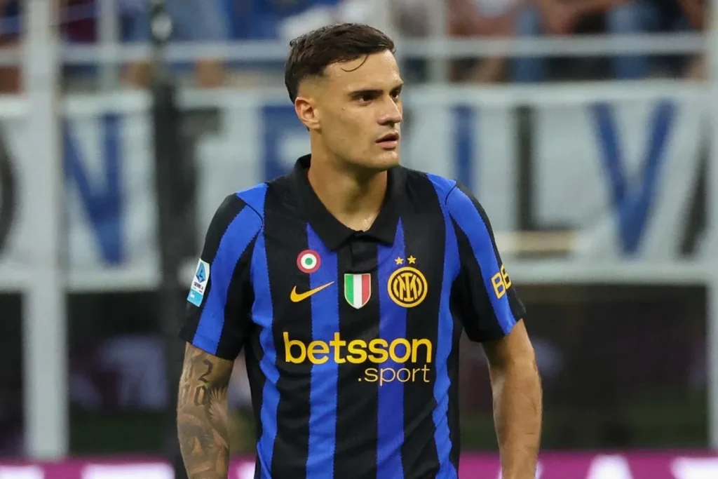 Giocatore dell'Inter in maglia nerazzurra a righe blu e nere durante una partita