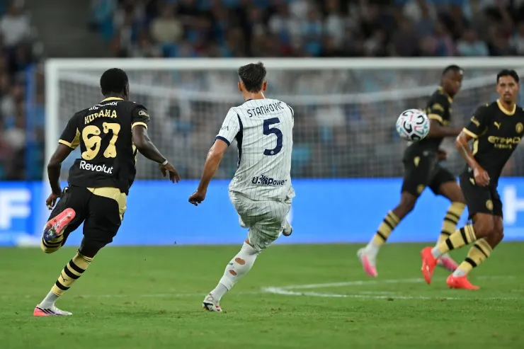 Stankovic numero 5 in maglia bianca contrasta con giocatore dell'Inter numero 97 in nero e oro durante partita di calcio