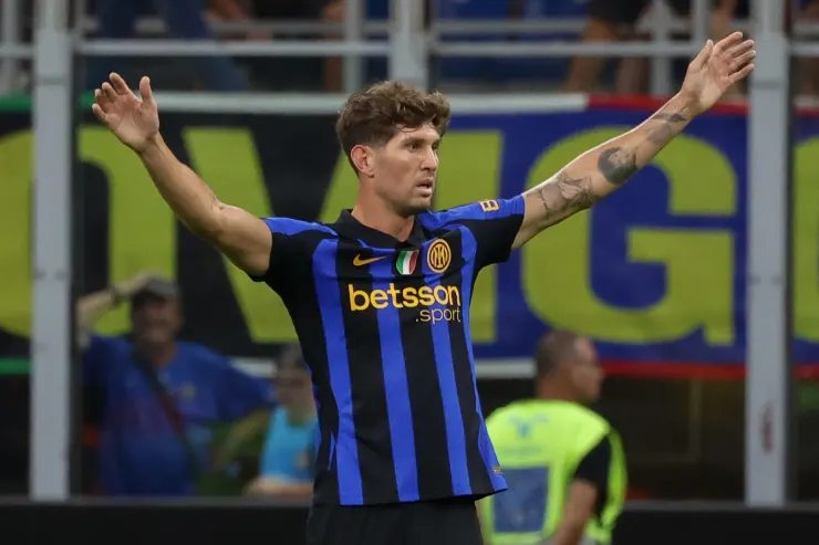 John Stones con le braccia alzate durante una partita dell'Inter, indossa la maglia nerazzurra con sponsor Betsson