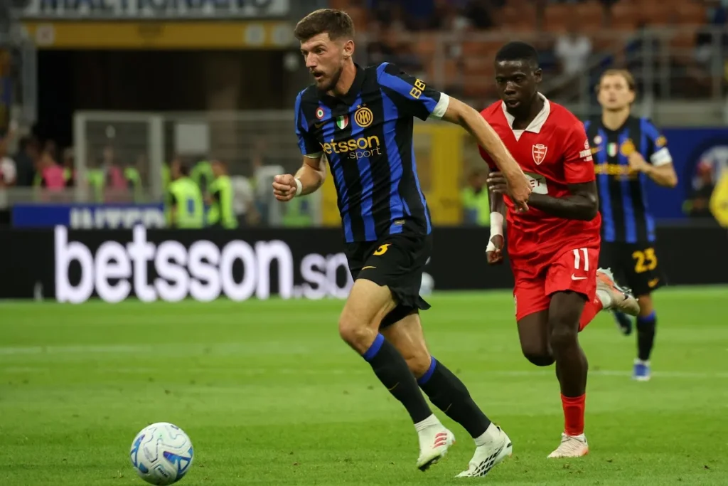 Giocatore dell'Inter in maglia nerazzurra con pallone durante partita di Serie A