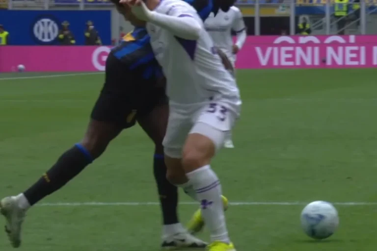 Contrasto tra un giocatore nerazzurro in maglia nera a strisce e un viola della Fiorentina con maglia bianca e numero 53 dura