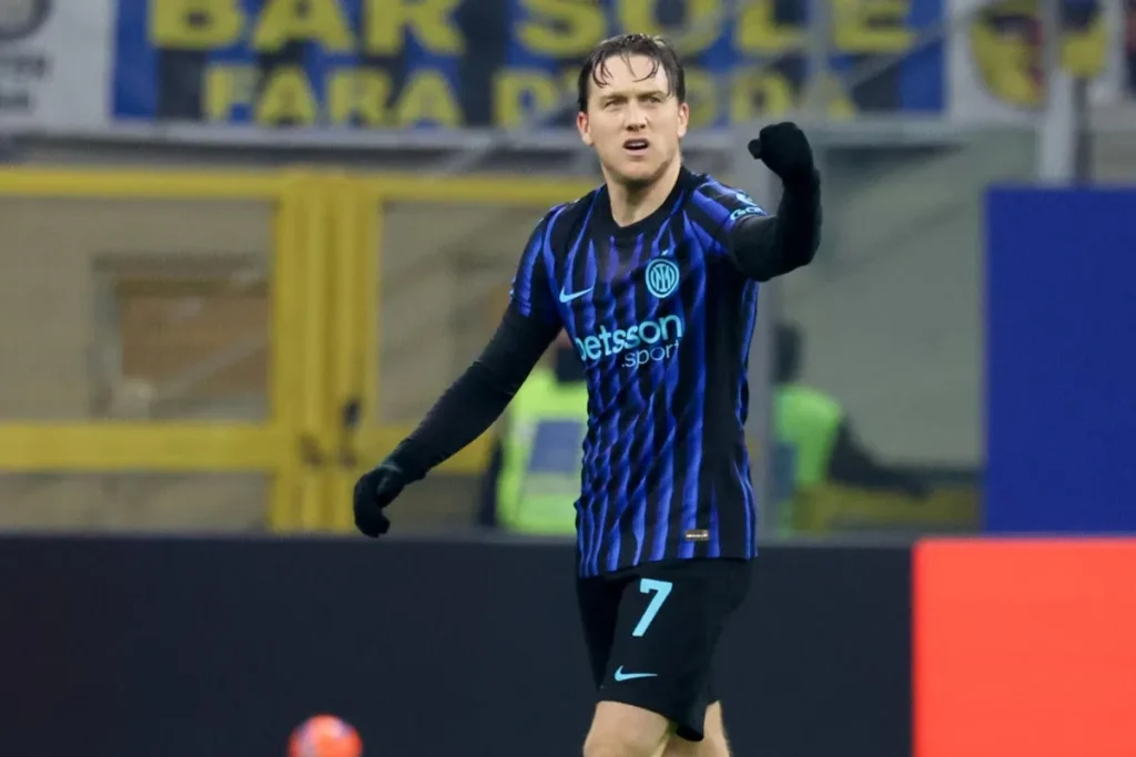 Zielinski alza il pugno mentre esulta durante una partita